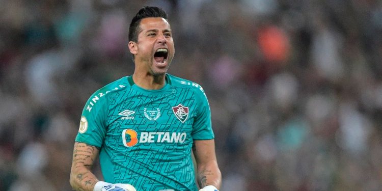 Goleiro Fábio brilhou na vitória do Fluminense sobre o Grêmi nos pênaltis, pela Copa Libertadores