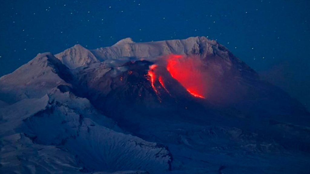 Shiveluch é um dos maiores e mais ativos vulcões da Península de Kamchatka, na Rússia