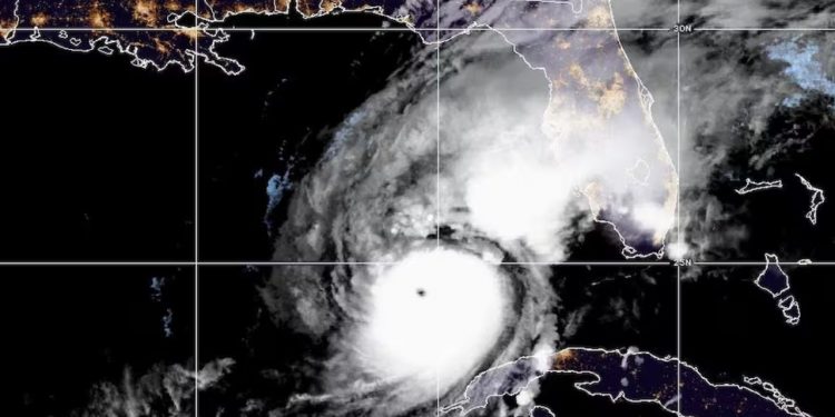 Uma imagem de satélite da Administração Nacional Oceânica e Atmosférica mostra o furacão Milton por volta das 5h30 da manhã de quarta-feira