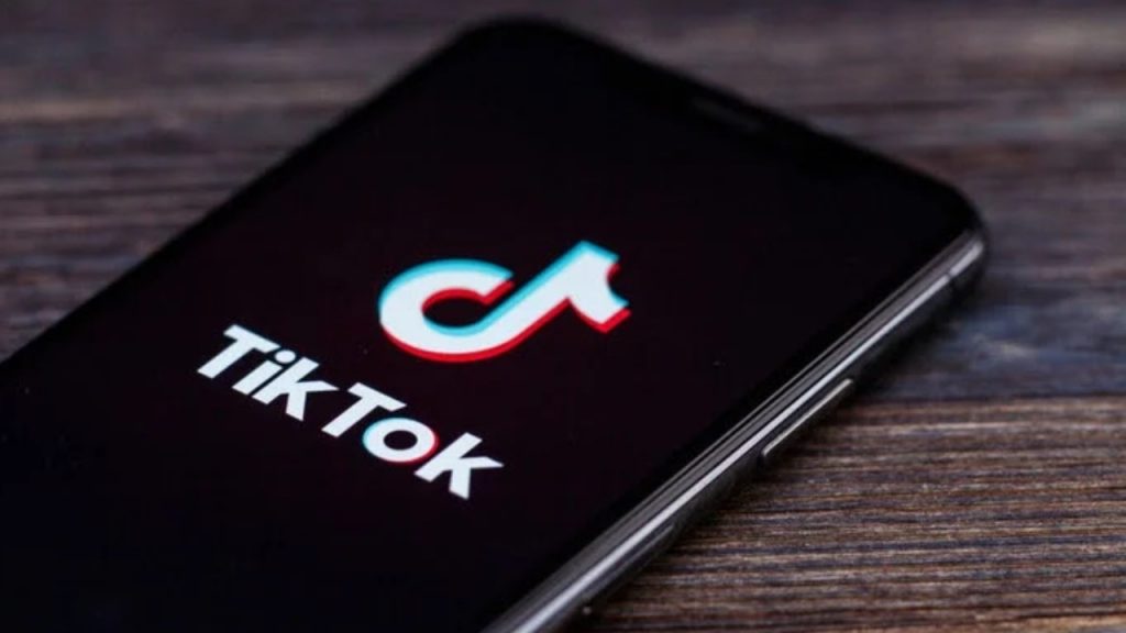 TikTok reestrutura força de trabalho e demite centenas de empregados globalmente