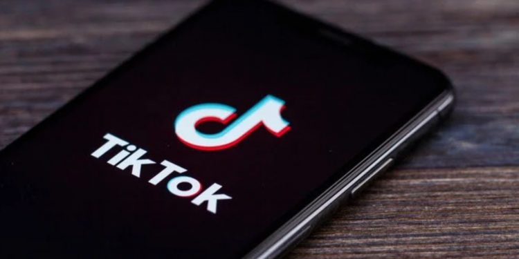 TikTok reestrutura força de trabalho e demite centenas de empregados globalmente