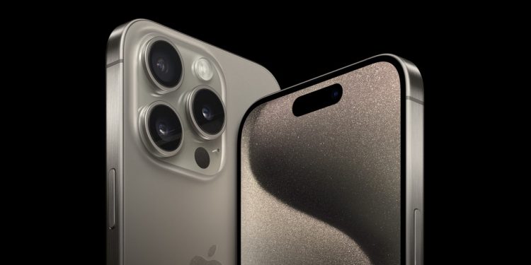 O iPhone 15 Plus está com preços variando entre R$ 5.560 e R$ 7.799 no Brasil