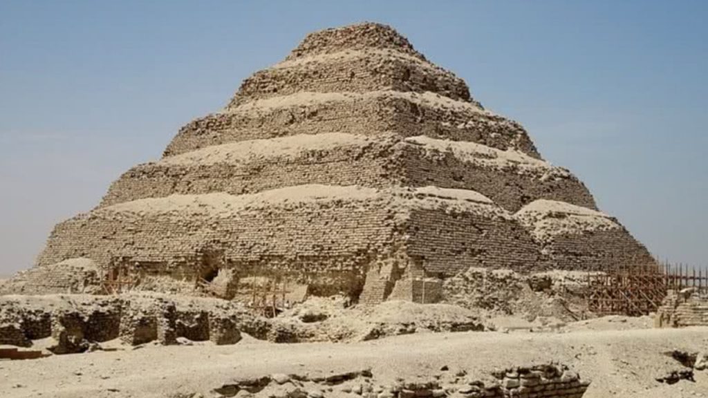 A Pirâmide de Djoser é a mais antiga do Egito e um marco na engenharia antiga