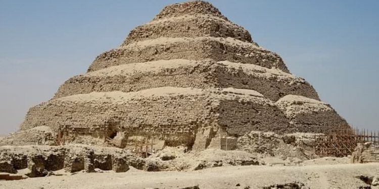 A Pirâmide de Djoser é a mais antiga do Egito e um marco na engenharia antiga