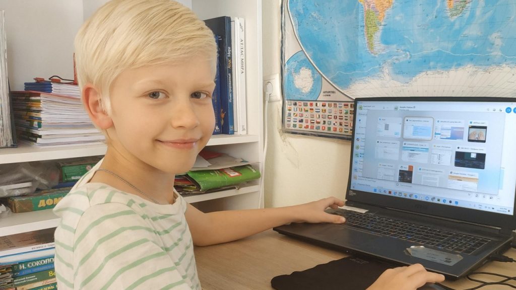 Sergey, de 7 anos, de São Petersburgo, recebeu uma oferta de emprego da Pro32, uma empresa de software