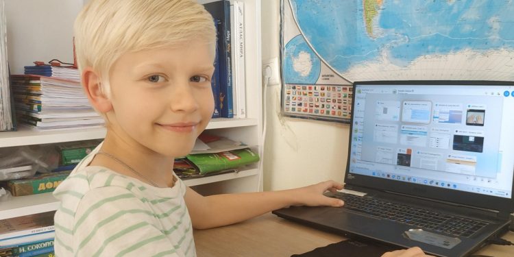 Sergey, de 7 anos, de São Petersburgo, recebeu uma oferta de emprego da Pro32, uma empresa de software