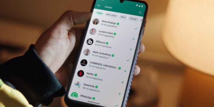 WhatsApp lança o modo walkie talkie para grupos, facilitando mensagens de áudio instantâneas