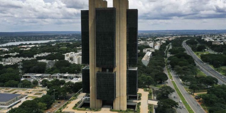 O Banco Central e o Boletim Focus são cruciais para prever e ajustar o cenário econômico