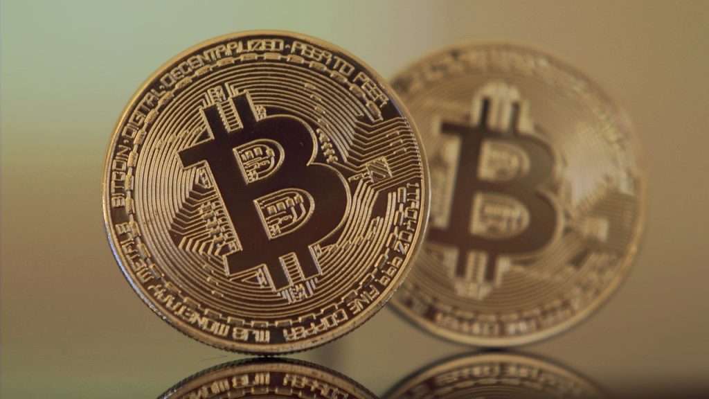 O Bitcoin (BTC) ultrapassou a marca histórica de US$ 100 mil nesta quarta-feira (4), atingindo US$ 103.670