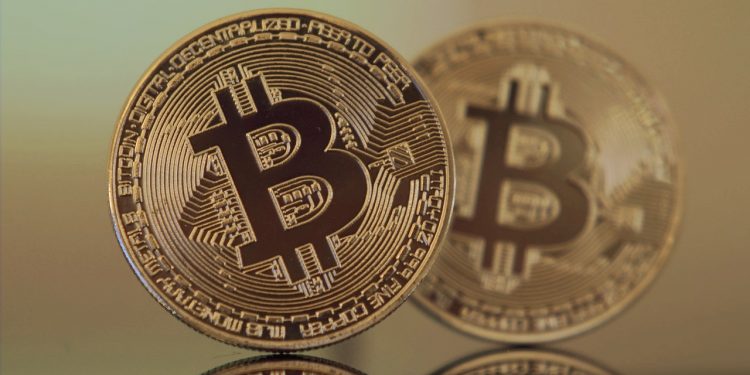 O Bitcoin (BTC) ultrapassou a marca histórica de US$ 100 mil nesta quarta-feira (4), atingindo US$ 103.670