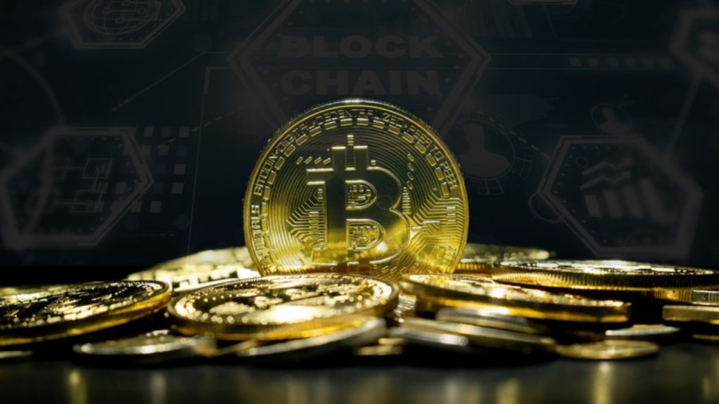 Bitcoin atingiu um novo recorde de US$ 106 mil neste domingo (15)