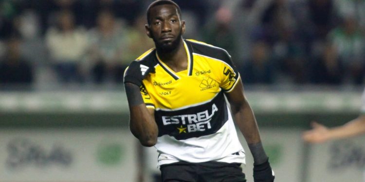 Cruzeiro acertou a contratação de Yannick Bolasie, ex-Criciúma