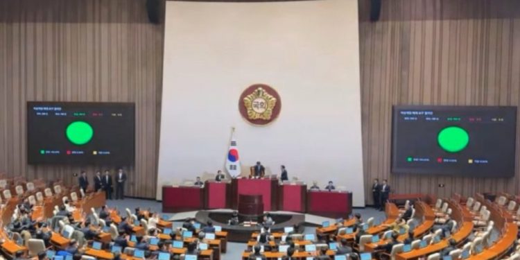 O Parlamento da Coreia do Sul suspendeu por unanimidade a lei marcial imposta por Yoon Suk-yeol