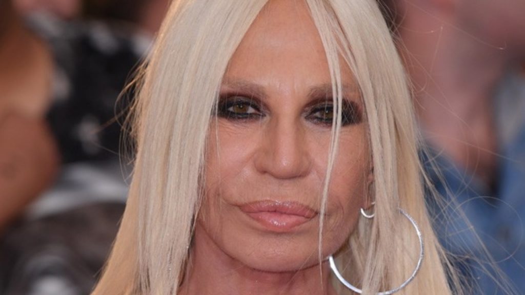 Donatella Versace gerou grande repercussão após publicar fotos com um suposto “novo rosto”