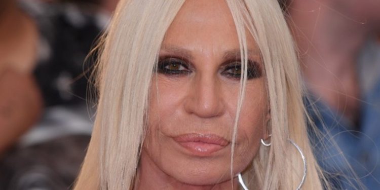 Donatella Versace gerou grande repercussão após publicar fotos com um suposto “novo rosto”