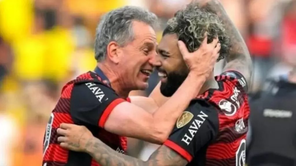 Gabigol comemora com o presidente do Flamengo, Rodolfo Landim