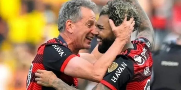 Gabigol comemora com o presidente do Flamengo, Rodolfo Landim