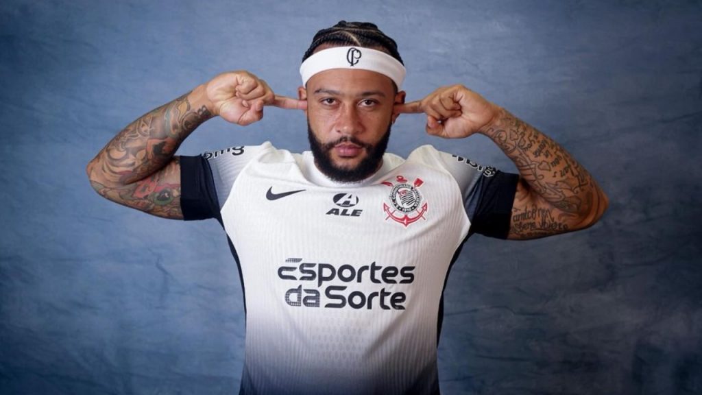 Memphis Depay caiu nas graças da torcida do Corinthians e time retoma boa fase