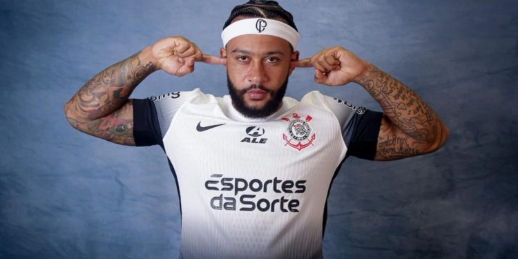 Memphis Depay caiu nas graças da torcida do Corinthians e time retoma boa fase