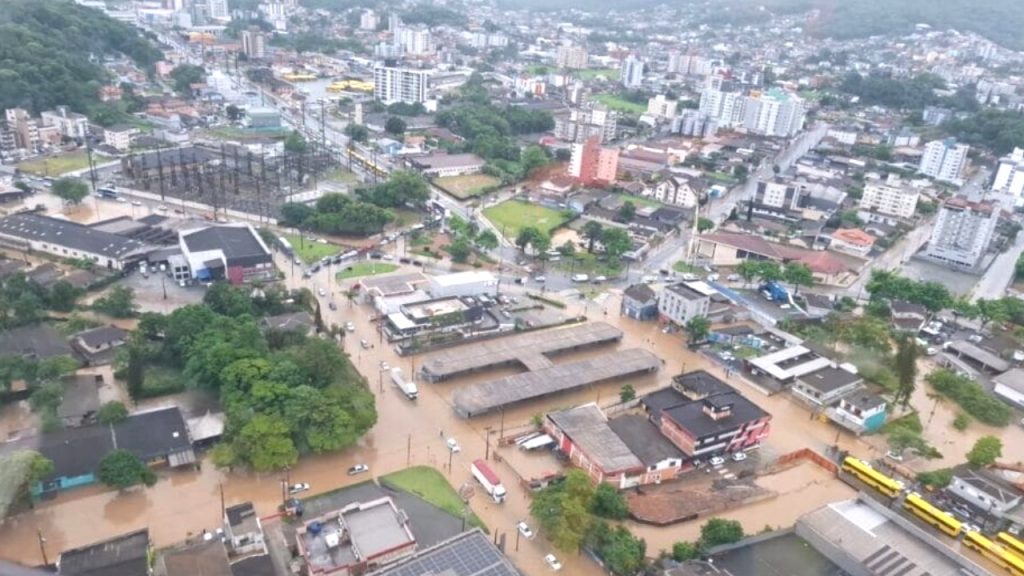 Inmet emitiu alerta vermelho para chuvas intensas no Norte de Santa