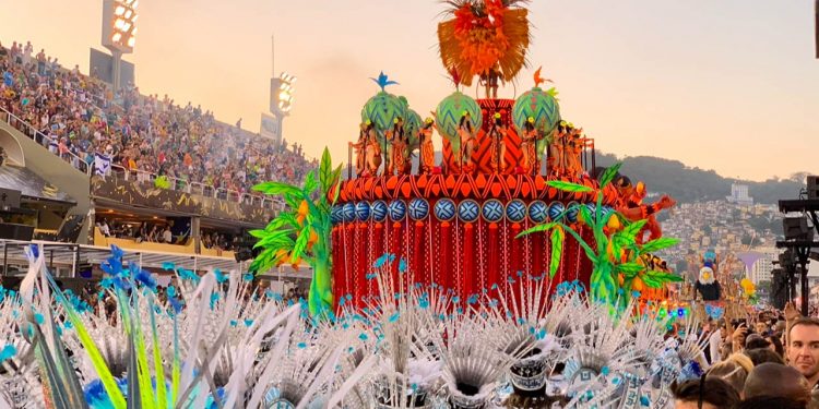 Carnaval do Rio de Janeiro, o “maior espetáculo da Terra”.