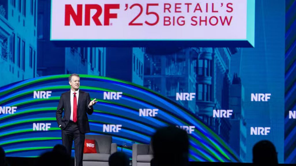 John Furner, CEO Walmart discursa em painel durante a NRF 2025