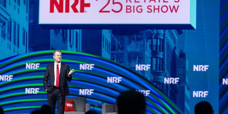 John Furner, CEO Walmart discursa em painel durante a NRF 2025