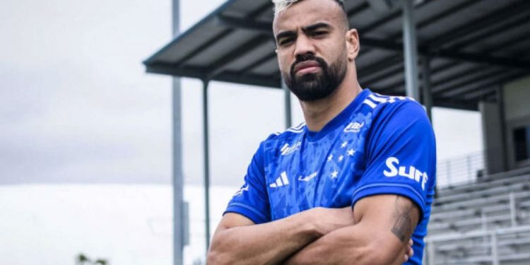 Fabrício Bruno cometeu falha decisiva em sua estreia pelo Cruzeiro e virou alvo da torcida do Flamengo