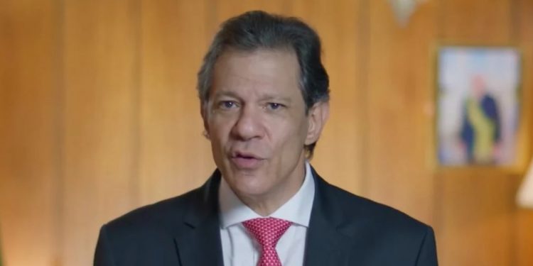 Haddad cancelou suas férias, previstas para janeiro, devido à recuperação de sua esposa e ao momento econômico