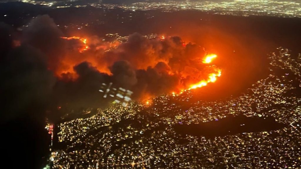 Los Angeles enfrenta quatro grandes incêndios florestais desde terça-feira (7)