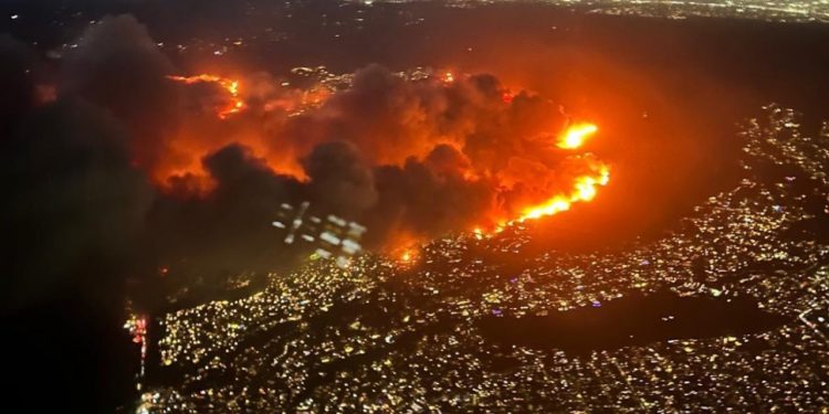 Los Angeles enfrenta quatro grandes incêndios florestais desde terça-feira (7)