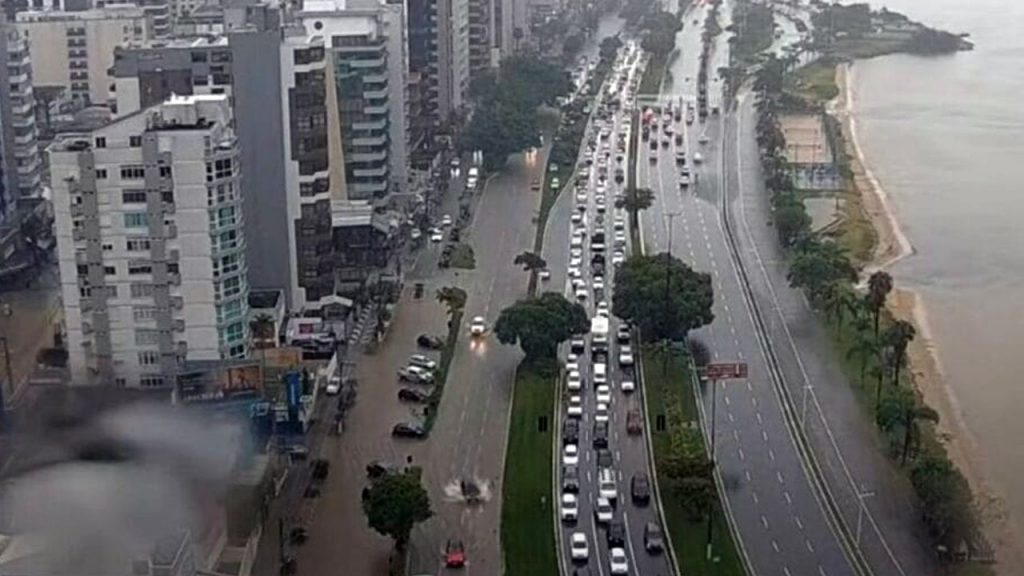 Balneário Camboriú e regiões de Santa Catarina sofrem transtornos após chuvas intensas