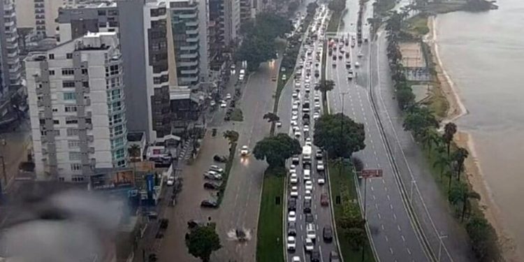 Balneário Camboriú e regiões de Santa Catarina sofrem transtornos após chuvas intensas